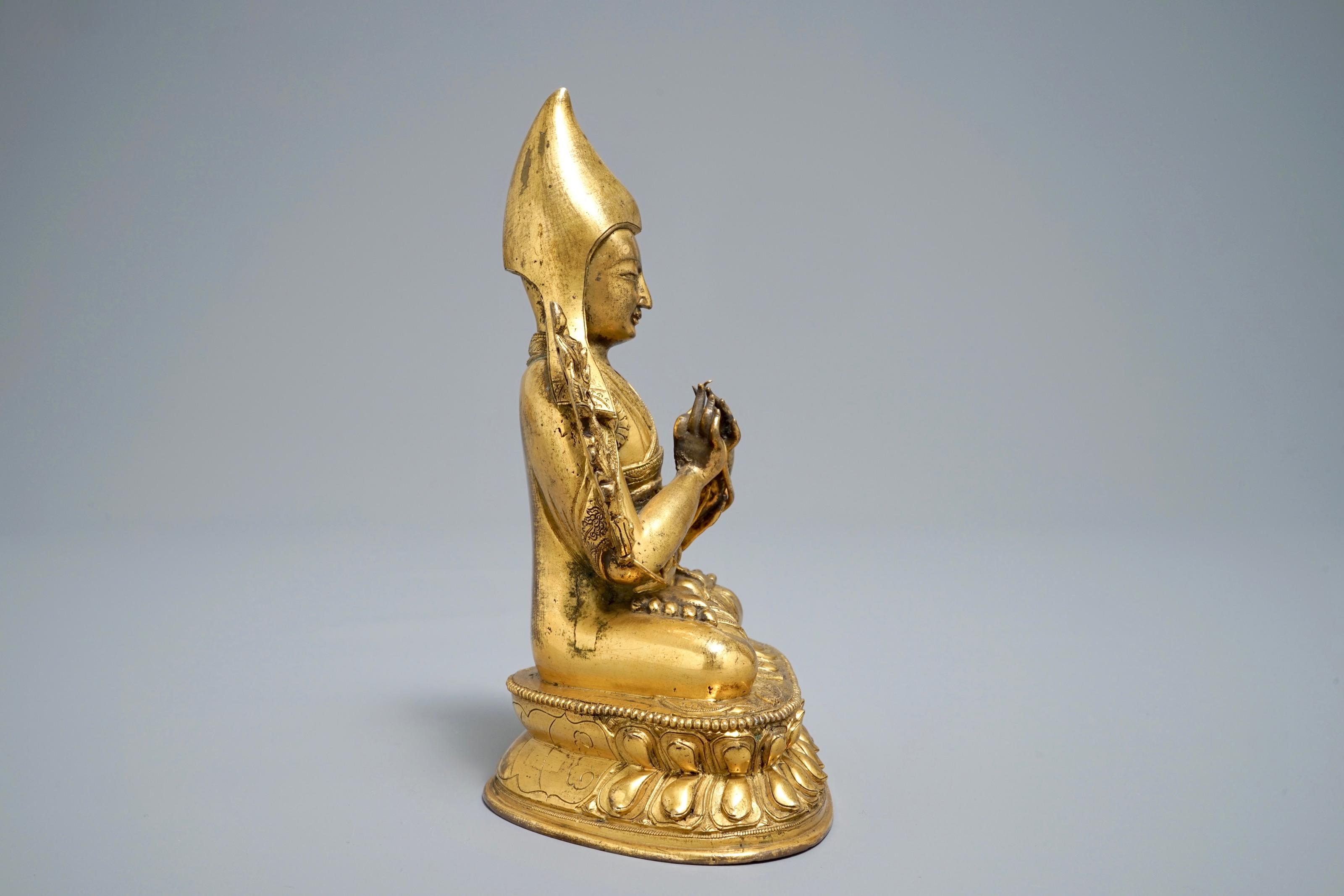 A Sino-Tibetan gilt bronze figure of Tsongkhapa, 17/18th C. - Rob ...