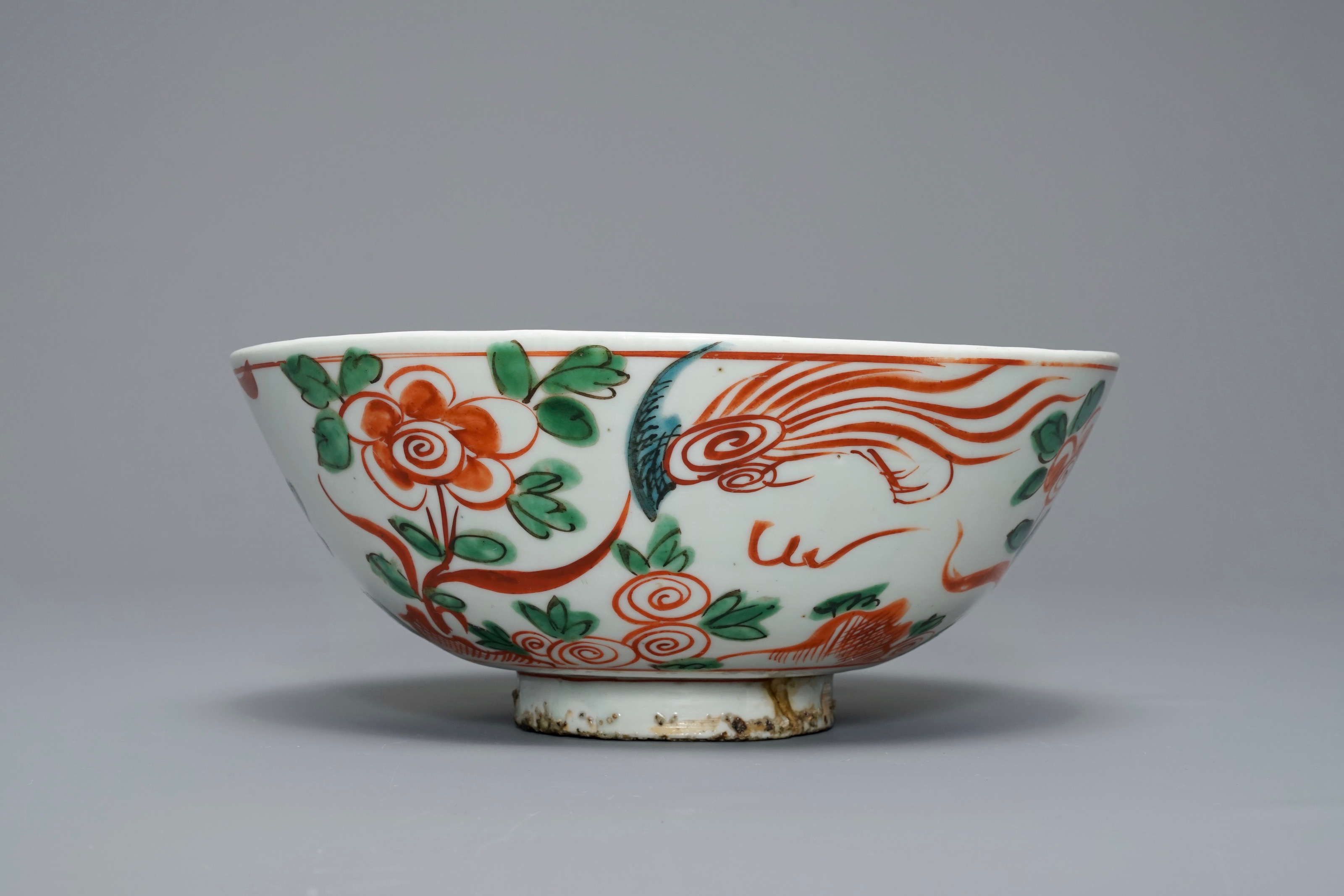 A Chinese Swatow 'dragon and phoenix' bowl, Ming - Rob Michiels Auctions