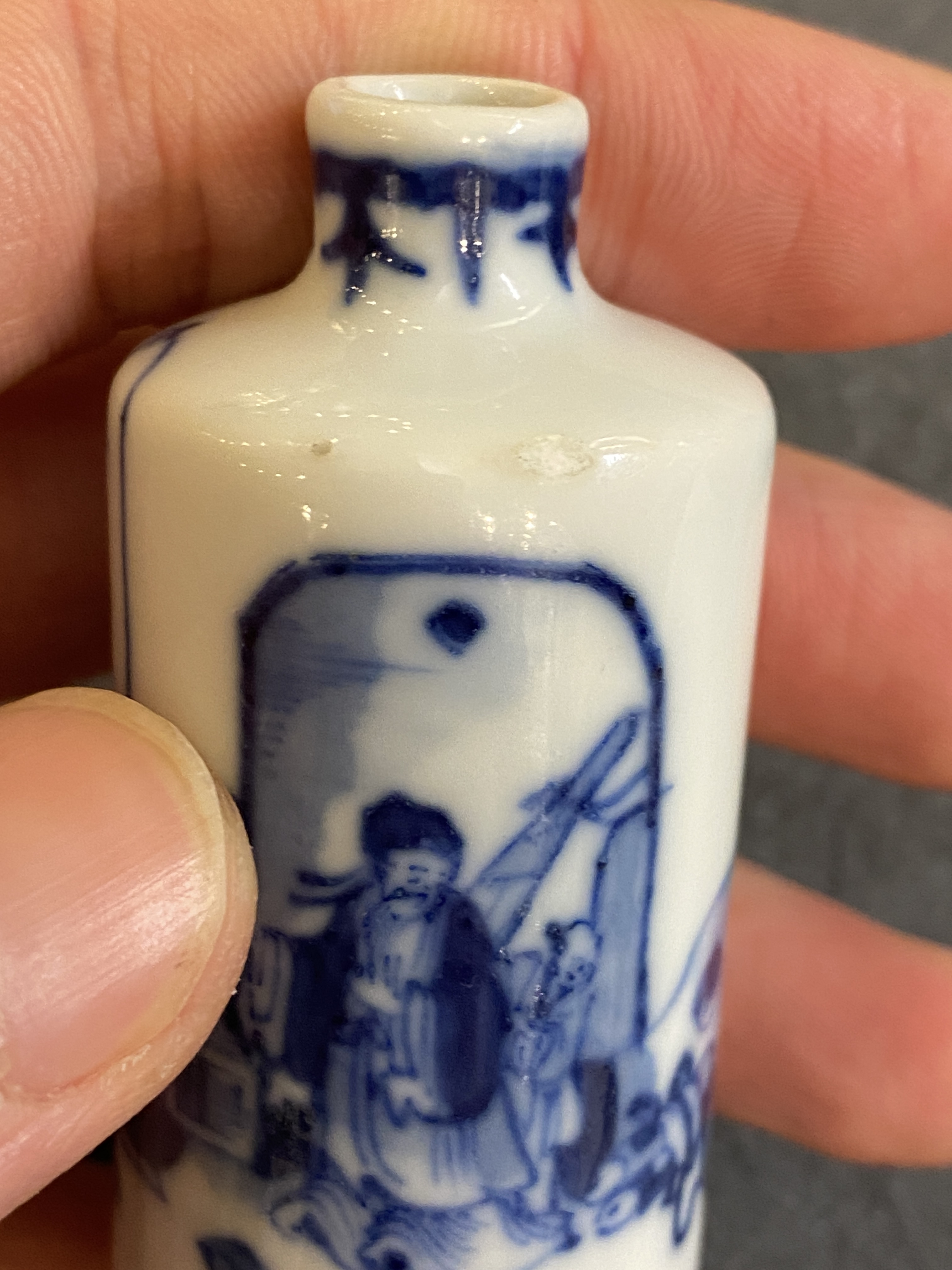 Five Chinese blue and white snuff bottles, 19th C. - Rob Michiels Auctions