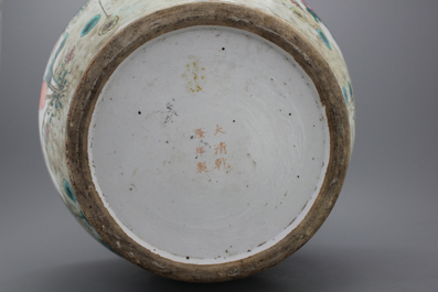 Important vase de forme hu aux canards en porcelaine de Chine, famille rose, 19e