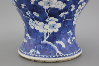 Blauw en witte vaas met deksel in Chinees porselein, Kangxi, 1661-1722