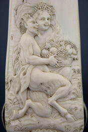 R&acirc;pe &agrave; tabac en ivoire sculpt&eacute; avec Satyr et une nymphe, Dieppe, d&eacute;but 18e