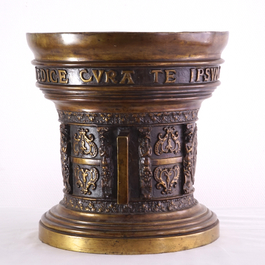 Mortier impressionant en bronze patin&eacute; avec inscription, dat&eacute; 1573, 19e