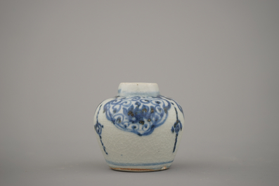 A group of 4 Chinese porcelain pieces, Ming dynasty
