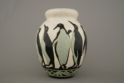 Een pingu&iuml;n vaas, ontwerp van Charles Catteau voor Boch K&eacute;ramis, ca. 1927