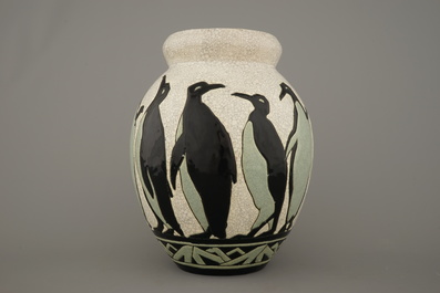 Une vase aux penguins, Charles Catteau pour Boch K&eacute;ramis, vers 1927