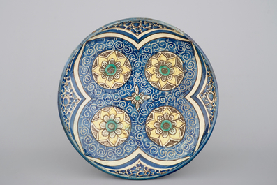 Un ensemble de 3 plats polychrome, Maroc ou Tunisie, ca. 1900