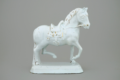 Un grand mod&egrave;le de cheval en fa&iuml;ence blanche de Delft, 18&egrave;me