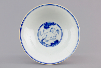 Een blauw-witte Chinese kom met decor van paarden, Shunzhi/Kangxi, 17e eeuw