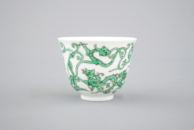 An unusual Chinese porcelain dragon wine cup, 19/20th C.