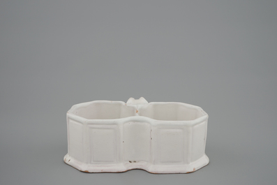 A white Delft cruet set, 18th C.