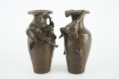 Naar Auguste Moreau (1834-1917), Een paar bronzen Art Nouveau vaasjes, 19/20e eeuw