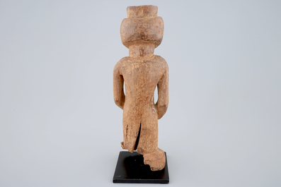 Een Afrikaans houten fetishbeeld op sokkel, Kanyok, Congo, midden 20e eeuw