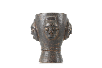 Een lot met 9 Afrikaanse houten gebruiksvoorwerpen, eerste helft 20e eeuw