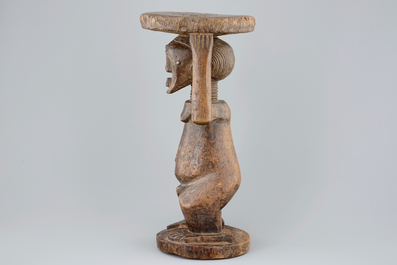 Een Afrikaanse houten stoel, Songye, Congo, 1e helft 20e eeuw