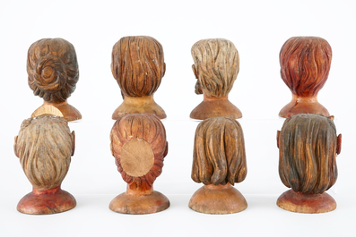 Een set van 8 polychrome houten poppenhoofden, 19e eeuw