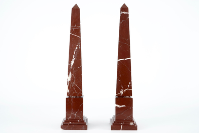Een paar neo-klassieke obelisken in rood marmer, 19/20e eeuw