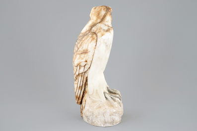 Een adelaar gesculpteerd in marmer met glazen ogen, 1e helft 20e eeuw