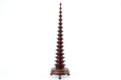 Een kegelvormige houten wierookhouder, 18/19e eeuw