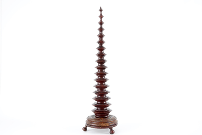 Een kegelvormige houten wierookhouder, 18/19e eeuw