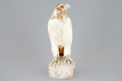 Een adelaar gesculpteerd in marmer met glazen ogen, 1e helft 20e eeuw