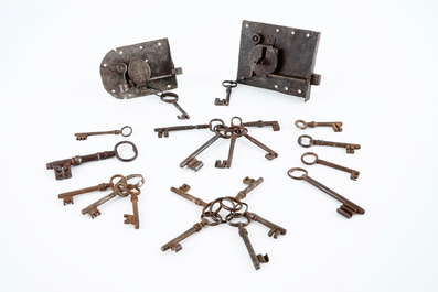 Een kleine collectie antieke sleutels en sloten, 19e eeuw en vroeger