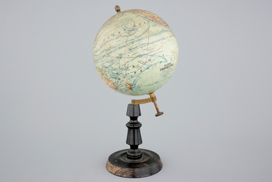 Een globe op houten voet, uitgegeven bij Forest in Parijs, ca. 1925