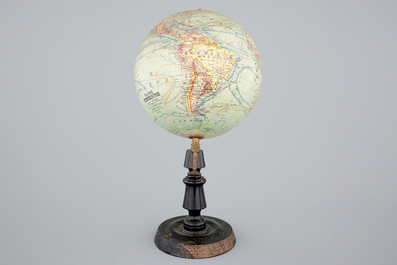 Een globe op houten voet, uitgegeven bij Forest in Parijs, ca. 1925