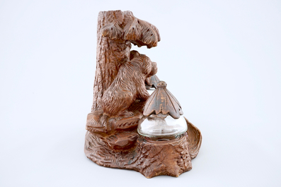 A Black Forest inkwell with two dogs, 1st half 20th C.