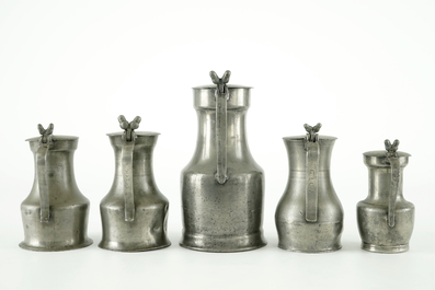 A set of five pewter jugs, 18/19th C.