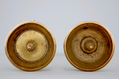 Een paar bronzen kandelaars, 17/18e eeuw