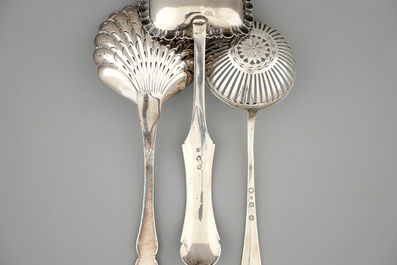 Drie fraaie zilveren suikerlepels, 18/19e eeuw
