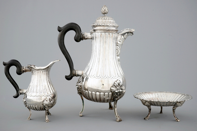 Een samengesteld driedelig Frans zilveren koffieservies, 18e/19e eeuw
