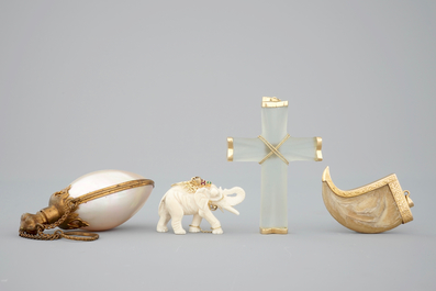 Een lot hangers met goud, bergkristal, parelmoer en een tijgertand, 19/20e eeuw