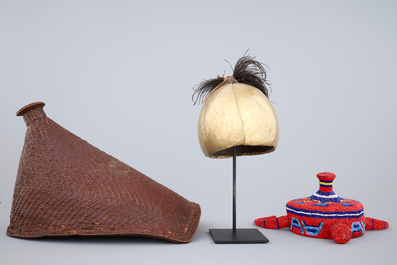 Twee Afrikaanse hoeden en een Soedanese helm, midden 20e eeuw