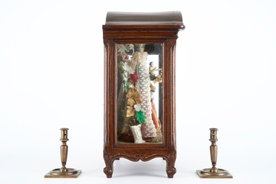 Een Madonna in was in glazen kastje en twee bronzen kandelaars, 19/20e eeuw