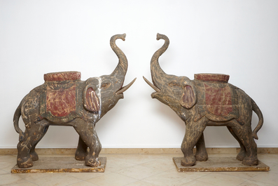 Een paar grote houten gesculpteerde olifanten, Zuid-Oost Azi&euml;, 20e eeuw