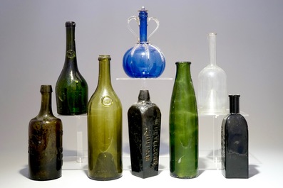 Een collectie van 8 glazen flessen, 18/20e eeuw
