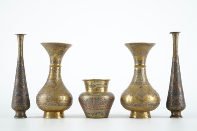 Twee paar koperen vazen en een kleiner exemplaar, Egypte, 19e eeuw