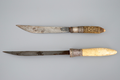 Twee Birmaanse Dha messen met zilver en ivoor, 19/20e eeuw