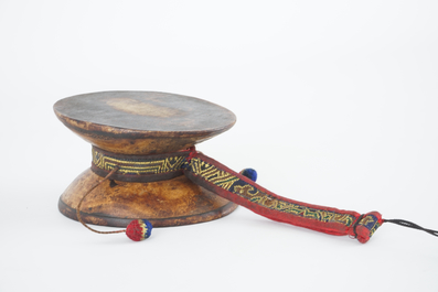 Een Tibetaanse damaru trommel van menselijke schedel, met origineel lint en etui, 18/19e eeuw