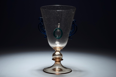 Een fraai gevleugeld glas met ringeloren, 19e eeuw