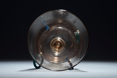 Een fraai gevleugeld glas met ringeloren, 19e eeuw