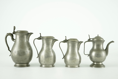 A collection of pewter wares, consisting of 20 jugs, plates, trays and bowls, 17/19th C.