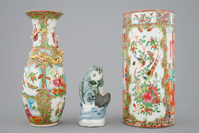 Deux vases en porcelaine de Canton famille rose et un poisson d'Arita, Japon, 19&egrave;me