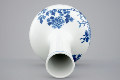 Un vase de forme bouteille en porcelaine de Chine bleu et blanc, 20&egrave;me