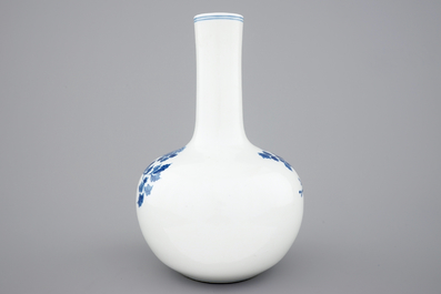 Een blauw-witte Chinese bolvaas met floraal decor, 20e eeuw