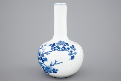 Un vase de forme bouteille en porcelaine de Chine bleu et blanc, 20&egrave;me