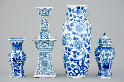 A lot of 4 various Chinese blue and white vases, 18/19th C.