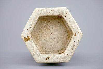 Een octagonale Chinese vaas met qianjiang cai decor, 19/20e eeuw